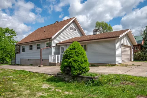 1839 W 1st St, Dixon, IL 61021