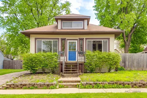 1027 St John St, Elgin, IL 60120