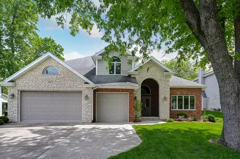 8827 Palisades Rd, Burr Ridge, IL 60527