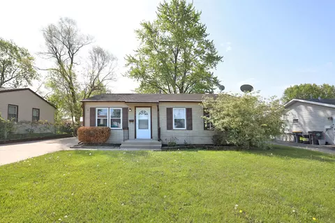 111 Elm Ln, Streamwood, IL 60107
