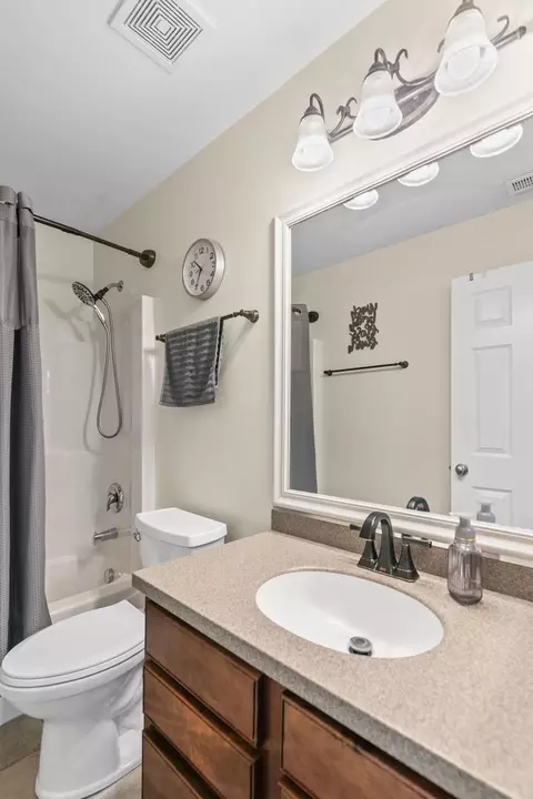 Bath - 2030 Lucca Ct, Elgin, IL 60123 photo 4 of 4