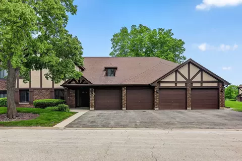 1715 Lakecliffe Dr #B, Wheaton, IL 60189