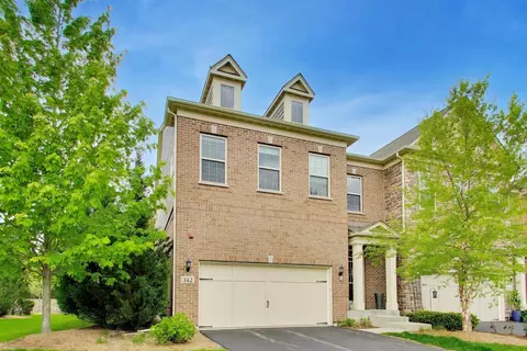 342 Camberley Ln, Lincolnshire, IL 60069