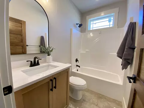 Bath - 3914 Jade Dr, Champaign, IL 61822 photo 2 of 3