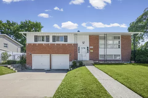 1035 E Plate Dr, Palatine, IL 60074