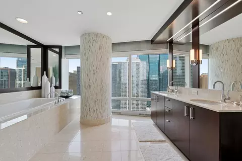 Bath - 340 E Randolph St #2801, Chicago, IL 60601 photo 3 of 5