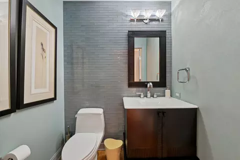 Bath - 340 E Randolph St #2801, Chicago, IL 60601 photo 1 of 5