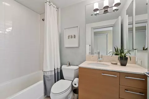 Bath - 340 E Randolph St #2801, Chicago, IL 60601 photo 2 of 5
