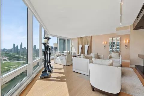 Living - 340 E Randolph St #2801, Chicago, IL 60601 photo 4 of 9
