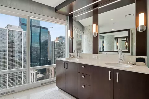 Bath - 340 E Randolph St #2801, Chicago, IL 60601 photo 4 of 5