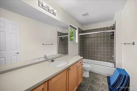 Bath - 3822 Ashley Ct, Rolling Meadows, IL 60008 photo 2 of 5