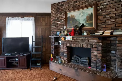 Living - 1622 Chicago St, Dixon, IL 61021 photo 7 of 8