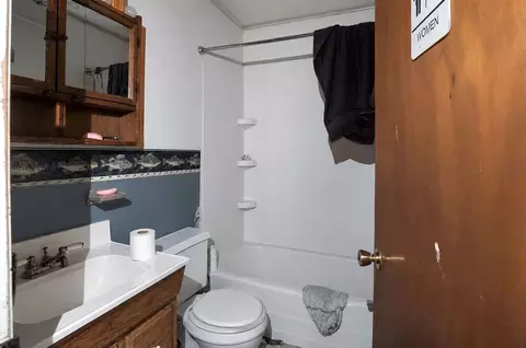 Bath - 1622 Chicago St, Dixon, IL 61021 photo 2 of 2