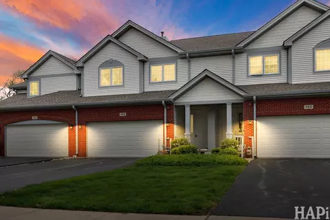 703 Owl Creek Ln, Gurnee, IL 60031