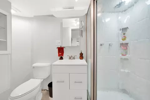 Bath - 478 Kent Rd, Riverside, IL 60546 photo 2 of 2