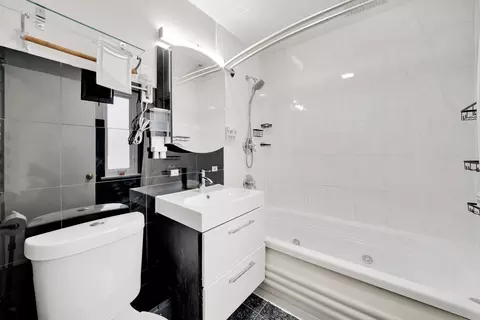 Bath - 478 Kent Rd, Riverside, IL 60546 photo 1 of 2