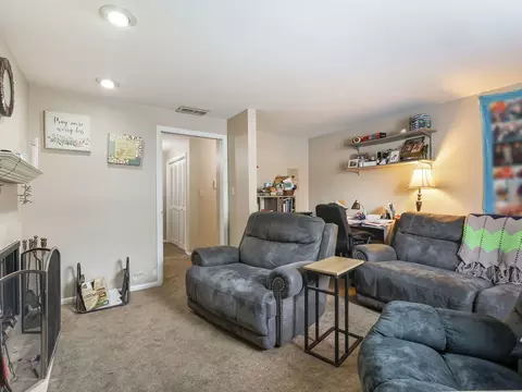 Living - 1050 S Nelson Ave #2, Kankakee, IL 60901 photo 7 of 7