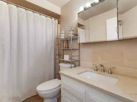 Bath - 1050 S Nelson Ave #2, Kankakee, IL 60901 photo 1 of 2