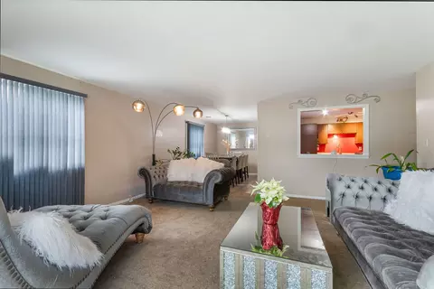 Living - 1050 S Nelson Ave #2, Kankakee, IL 60901 photo 6 of 7