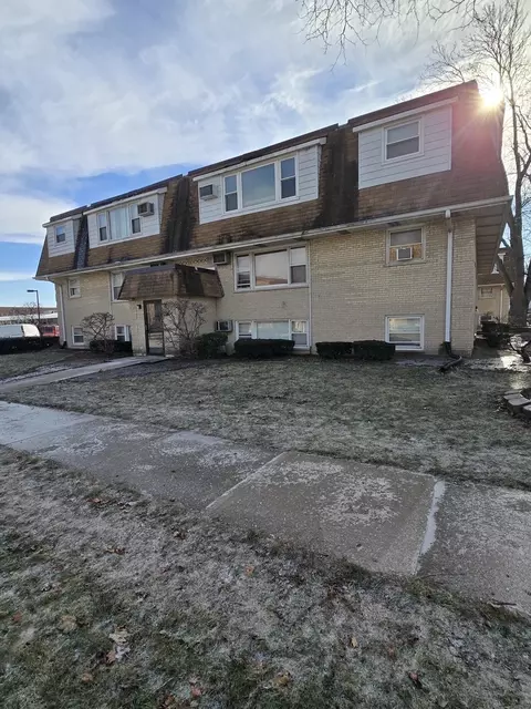 9911 W 58th St #2, Countryside, IL 60525