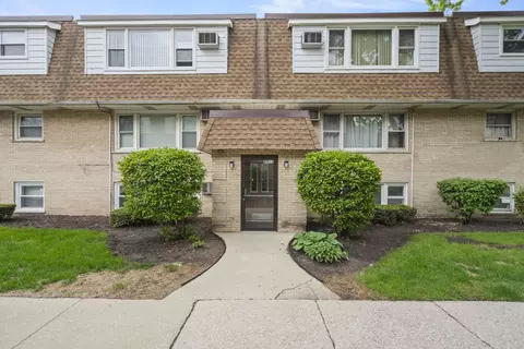 9911 W 58th St #2, Countryside, IL 60525