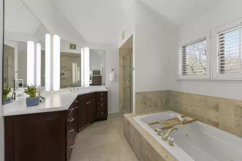 Bath - 1262 Midwest Ln, Wheaton, IL 60189 photo 3 of 7