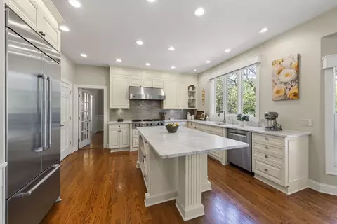 Kitchen - 1262 Midwest Ln, Wheaton, IL 60189 photo 2 of 4