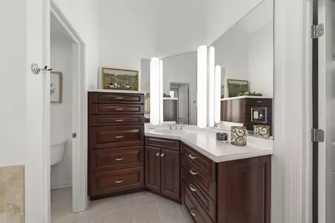 Bath - 1262 Midwest Ln, Wheaton, IL 60189 photo 4 of 7