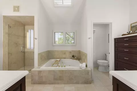 Bath - 1262 Midwest Ln, Wheaton, IL 60189 photo 2 of 7