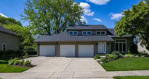 833 Huntleigh Dr, Naperville, IL 60540