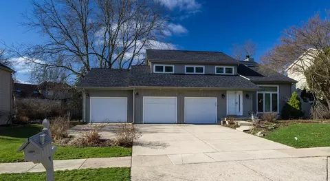 833 Huntleigh Dr, Naperville, IL 60540