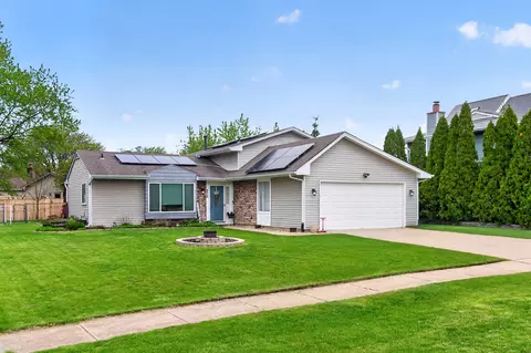 870 W Pine Ave, Roselle, IL 60172