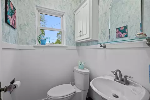 Bath - 728 Hardin Ave, Aurora, IL 60506 photo 1 of 2