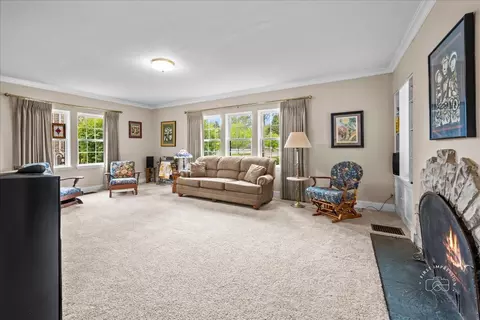 Living - 728 Hardin Ave, Aurora, IL 60506 photo 2 of 3