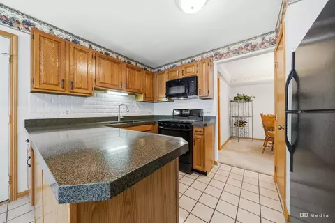 Kitchen - 9845 Cambridge Ct #B, Mokena, IL 60448 photo 2 of 3