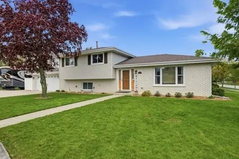 549 Willow Ln, Beecher, IL 60401