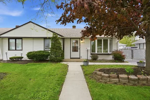 8871 S Beck Pl, Hometown, IL 60456