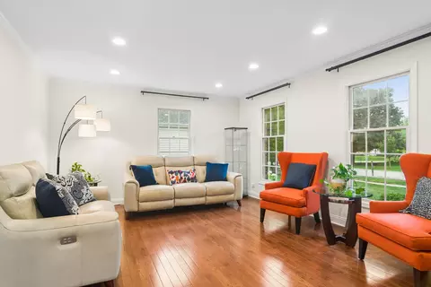 Living - 2603 Deerfield Ln, Rolling Meadows, IL 60008 photo 2 of 3
