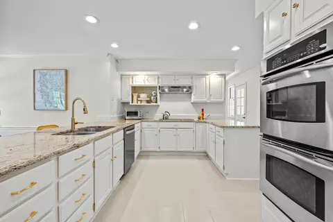 Kitchen - 110 E Sheridan Rd, Lake Bluff, IL 60044 photo 1 of 2