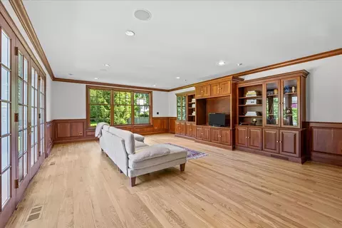 Living - 110 E Sheridan Rd, Lake Bluff, IL 60044 photo 6 of 6