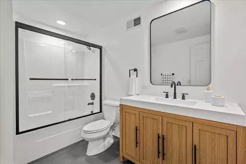 Bath - 110 E Sheridan Rd, Lake Bluff, IL 60044 photo 6 of 6