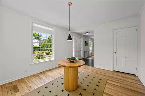 Entry Way - 110 E Sheridan Rd, Lake Bluff, IL 60044 photo 1 of 3
