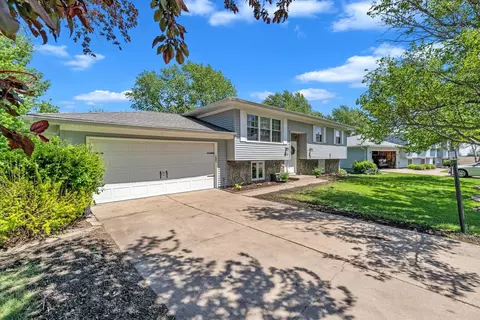 Exterior - 314 Crest Rd, Eldridge, IA 52748 photo 3 of 10