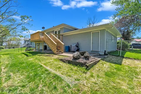 Exterior - 314 Crest Rd, Eldridge, IA 52748 photo 7 of 10