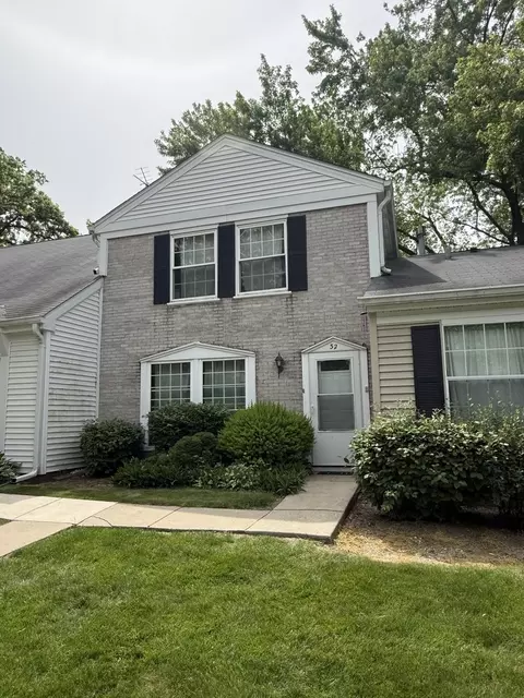 32 Bright Oaks Cir #1, Cary, IL 60013