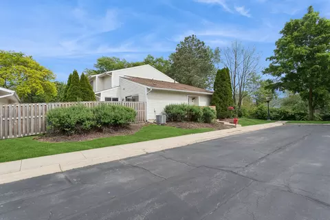 19 Wintergreen Ct, Woodridge, IL 60517