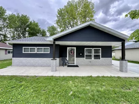 1210 Douglas Dr, Sterling, IL 61081