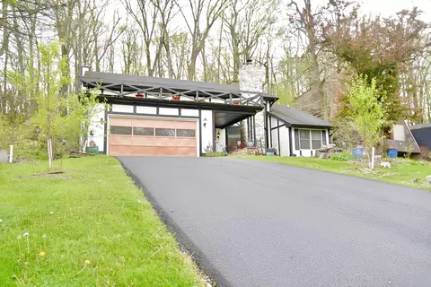 456 Roxbury Rd, Valparaiso, IN 46385