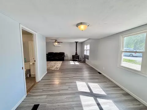 Living - 7 Lost Ranch Rd, Murphysboro, IL 62966 photo 2 of 6