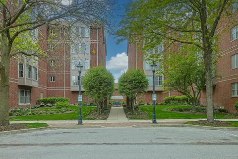 27 E Hattendorf Ave #213, Roselle, IL 60172